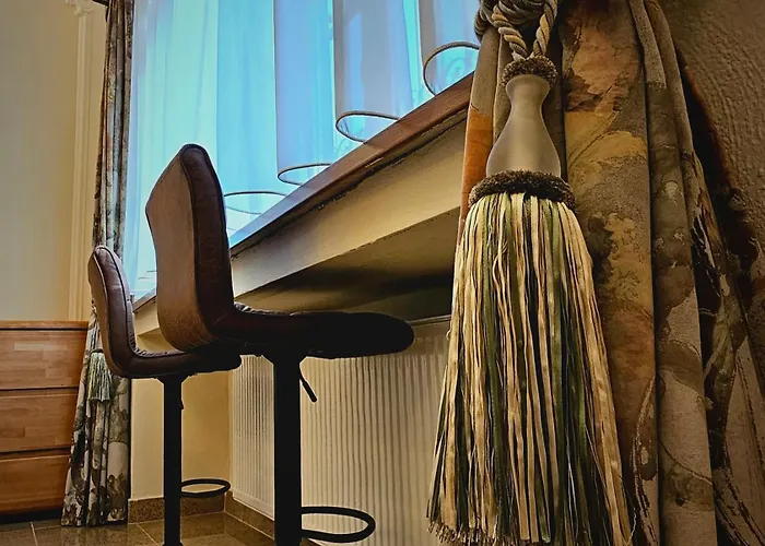 Lingulas - Cosy On Sancova Street, With Free Parking *